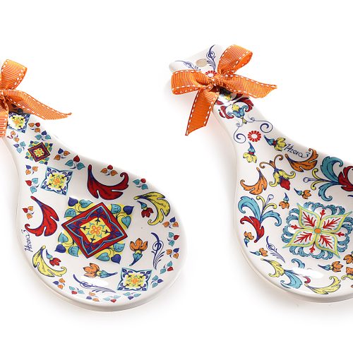 Suport lingura ceramica cu decoratiuni in relief din majolica si fundita 1buc